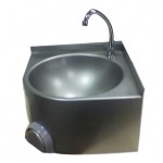 Lavamani inox, completo di miscelatore temporizzato con comando a ginocchio e bocca di erogazione girevole. Cm. 40x40