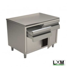 Tavolo da lavoro in acciaio Inox con porte a battente e cassettiera orizzontale prof. 60 cm